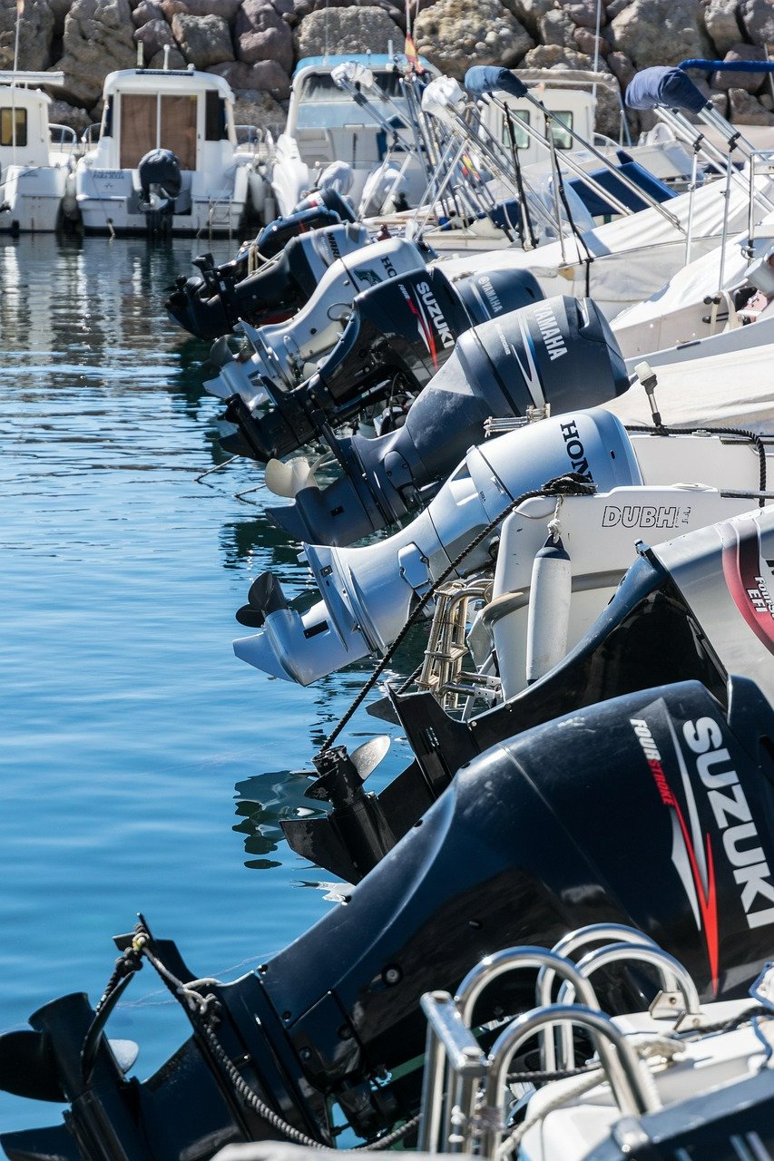 Motori fuoribordo al porto