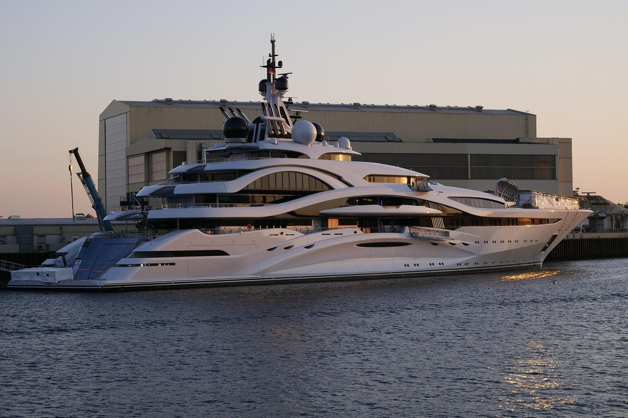 Yacht in cantiere nautico al tramonto